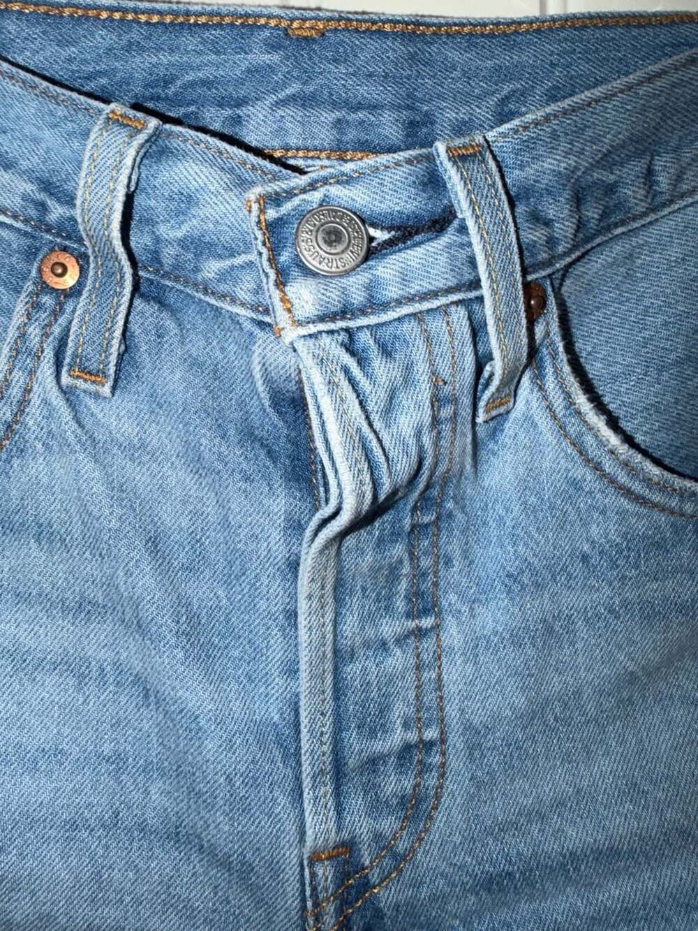 Levi’s 501 Distressed Cutoff Denim Shorts • W24 • High Rise Light Wash 🤍👖 - Picture 3 of 11